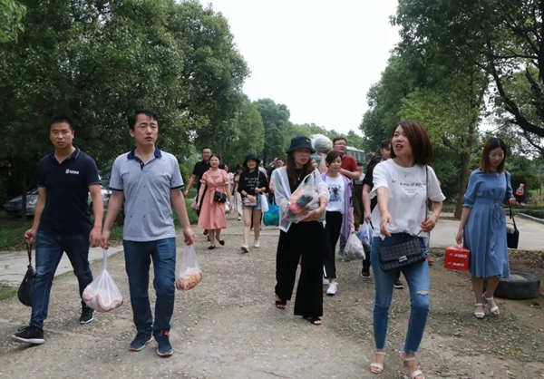 意盛豪庭墙布户外团建活动完美收官，轻喃梦的音符！