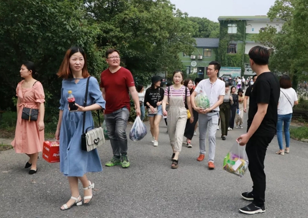 意盛豪庭墙布户外团建活动完美收官，轻喃梦的音符！