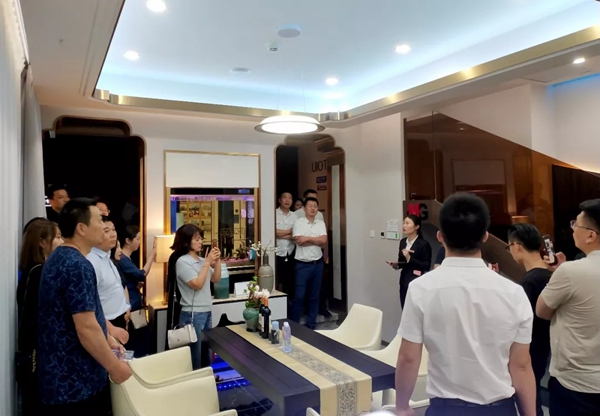 紫光物联UIOT超级智慧家联手鑫迪木门。达成战略合作