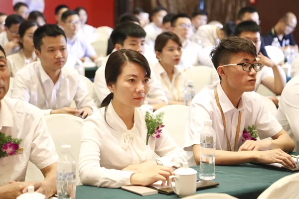金鹏控股集团五一劳动奖章颁奖典礼暨金鹏学院开班仪式圆满举行