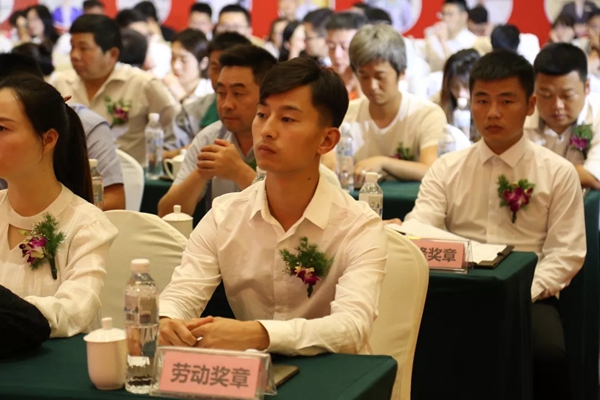 金鹏控股集团五一劳动奖章颁奖典礼暨金鹏学院开班仪式圆满举行