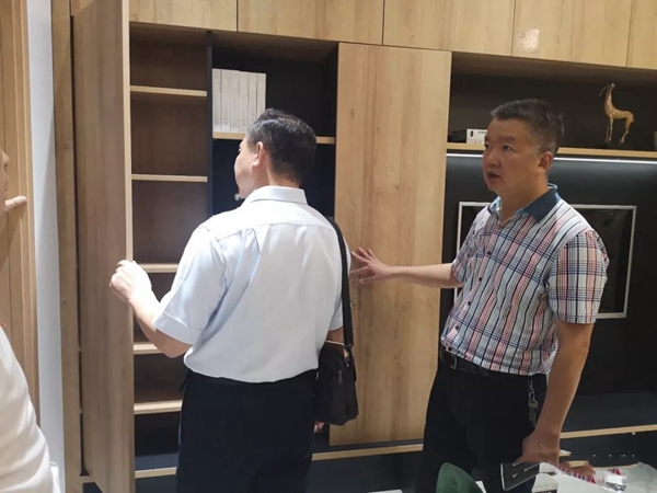乐山市政协领导一行莅临艺龙木门参观指导