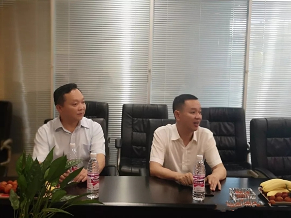 乐山市政协领导一行莅临艺龙木门参观指导