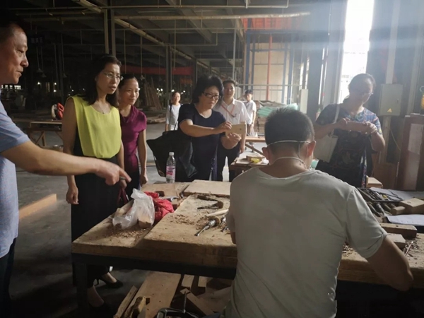 乐山市政协领导一行莅临艺龙木门参观指导
