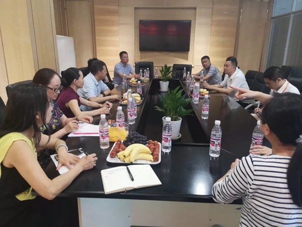 乐山市政协领导一行莅临艺龙木门参观指导