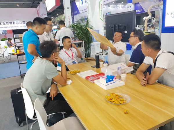 博硕涂装爆款B2-03UV喷漆线点燃中国建博会(广州) 博硕涂装爆款B2-03UV喷漆线点燃中国建博会(广州)