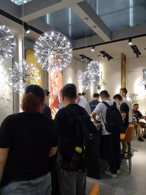 艾是全屋墙布定制整体亮相2019中国建博会（广州），高端品牌尽显王者风范
