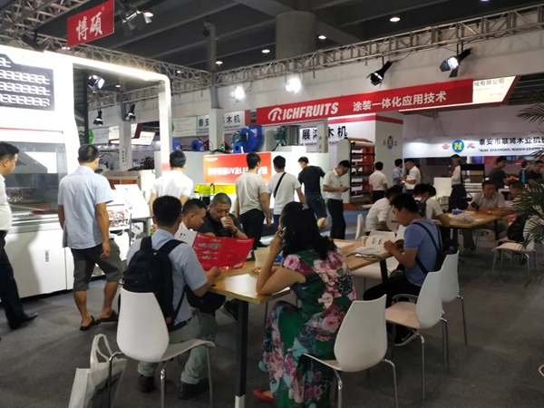 博硕涂装爆款B2-03UV喷漆线点燃中国建博会(广州) 博硕涂装爆款B2-03UV喷漆线点燃中国建博会(广州)