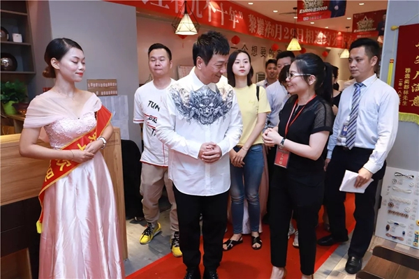 劳卡全屋定制6月定制狂欢圆满落幕,6大明星走进店面体验劳卡品质