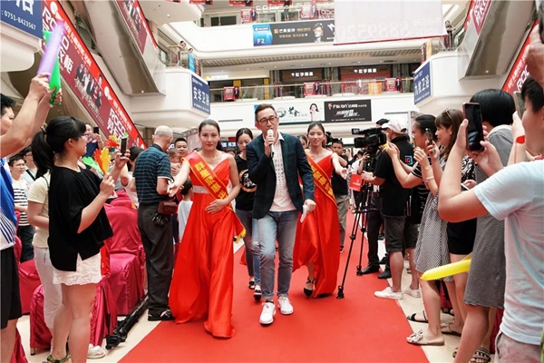 劳卡全屋定制6月定制狂欢圆满落幕,6大明星走进店面体验劳卡品质