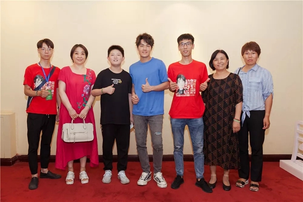 劳卡全屋定制6月定制狂欢圆满落幕,6大明星走进店面体验劳卡品质