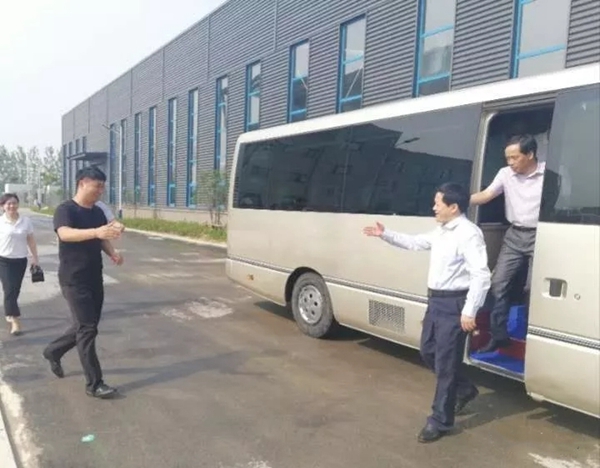 天东门窗迎接“四送一服”双千工程宿州市委、区委领导莅临指导