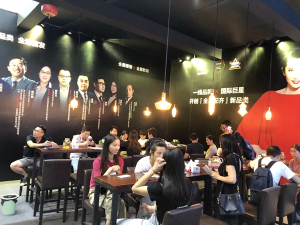 2019中国建博会(广州)|维意定制许桂华:好设计,全屋配齐