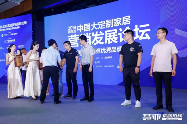 海鹰门窗荣膺“2019铝木门窗十佳品牌”称号