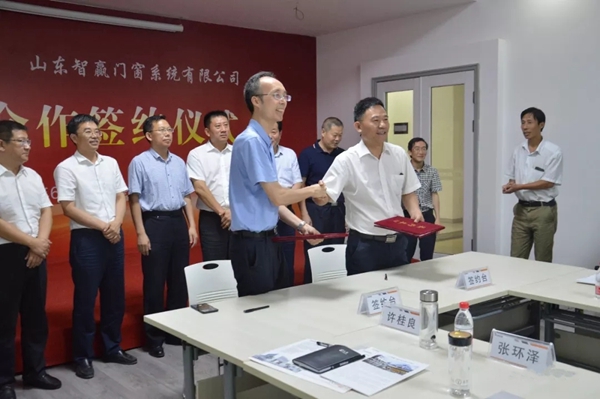 山东智赢门窗系统有限公司与山东交通学院产学研战略合作签约暨揭牌仪式顺利举行 山东智赢门窗系统有限公司与山东交通学院产学研战略合作签约暨揭牌仪式顺利举行