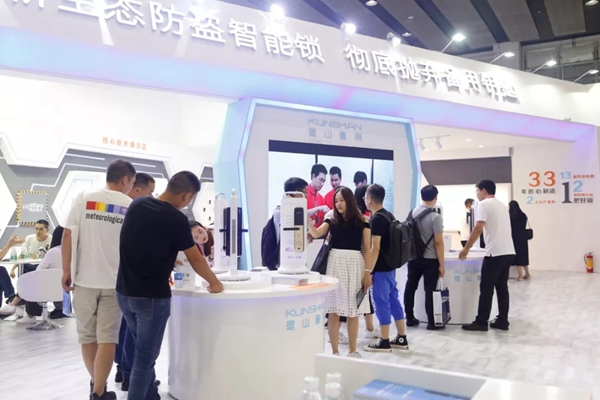 琨山通用惊艳2019中国建博会（广州），新生态防盗智能锁受热捧