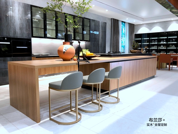 布兰莎实木全屋定制建博会闪耀亮相建博会，橱柜新品受好评！