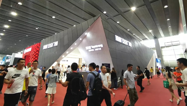 顶固全屋定制“全屋定制”“安全门锁”亮相建博会，新产品实力圈粉