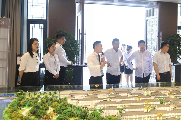 金鹏控股集团迎接华振金融控股集团领导一行莅临考察指导