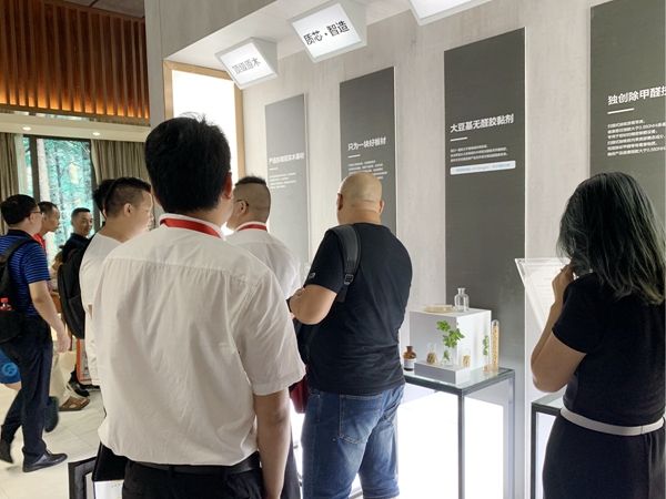 布兰莎实木全屋定制建博会闪耀亮相建博会，橱柜新品受好评！
