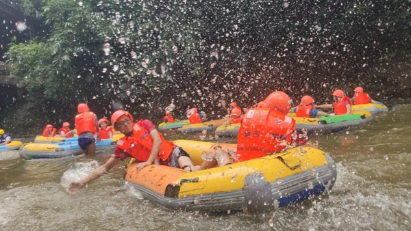 贝克洛门窗2019夏天团建清远漂流之旅圆满结束