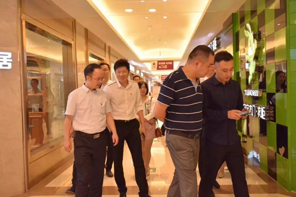 兔宝宝衣柜品牌实力见证，无锡滨湖店迎来无锡政府部门莅临参观