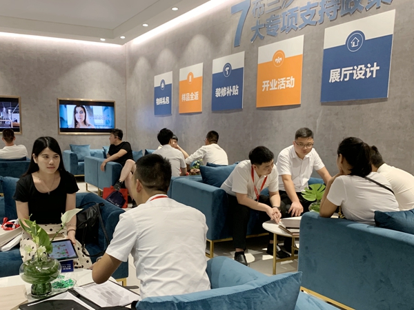 布兰莎实木全屋定制建博会闪耀亮相建博会，橱柜新品受好评！