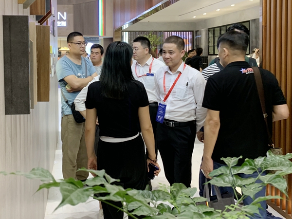 布兰莎实木全屋定制建博会闪耀亮相建博会，橱柜新品受好评！