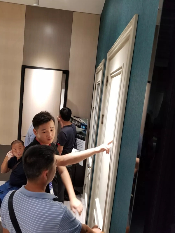 开开木门惊艳亮相中国建博会(广州),展馆人气爆棚! 开开木门惊艳亮相中国建博会(广州),展馆人气爆棚!