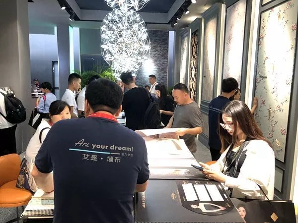 艾是全屋墙布定制整体亮相2019中国建博会（广州），高端品牌尽显王者风范