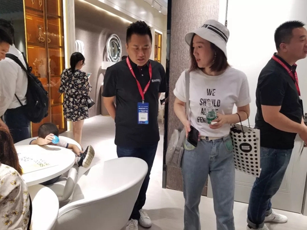 2019中国建博会(广州)开开木门持续火爆,等你来看! 2019中国建博会(广州)开开木门持续火爆,等你来看!