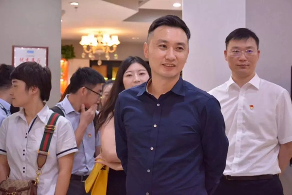 兔宝宝衣柜品牌实力见证，无锡滨湖店迎来无锡政府部门莅临参观