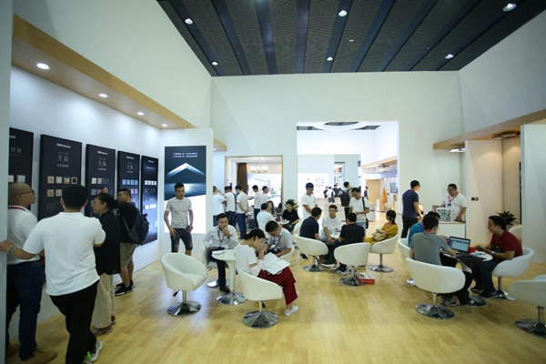 鸿雁电器携iHouse全屋智能亮相中国建博会（广州），体验智慧生活新惊喜