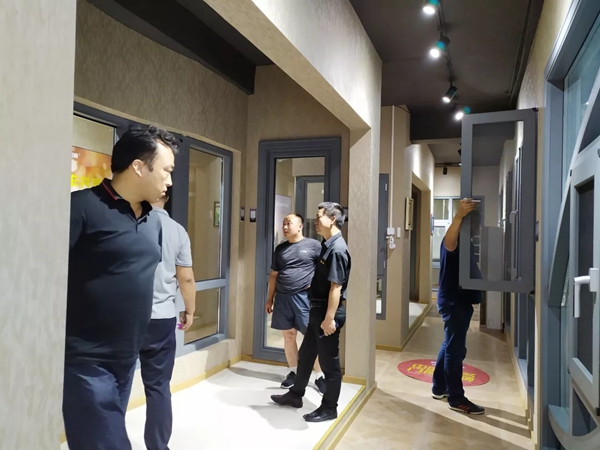 伊洛德门窗总部迎来大量客商参观考察，全程火爆！