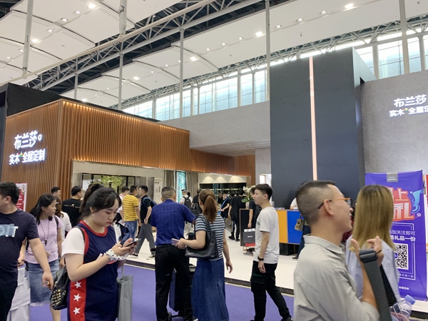 布兰莎实木全屋定制建博会闪耀亮相建博会，橱柜新品受好评！