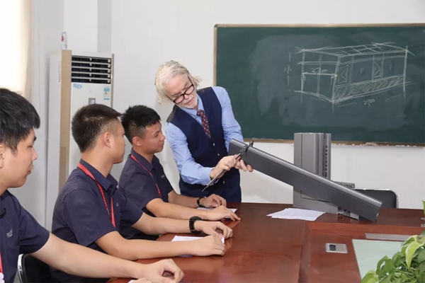 红橡树门窗迎接品牌首席设计师Roger莅临指导工作