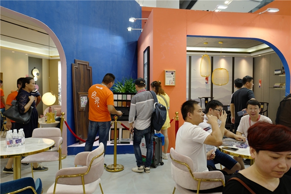 艾格木精装墙顶孟菲斯风格展馆惊艳中国建博会(广州),五彩斑斓得很高级 艾格木精装墙顶孟菲斯风格展馆惊艳中国建博会(广州),五彩斑斓得很高级