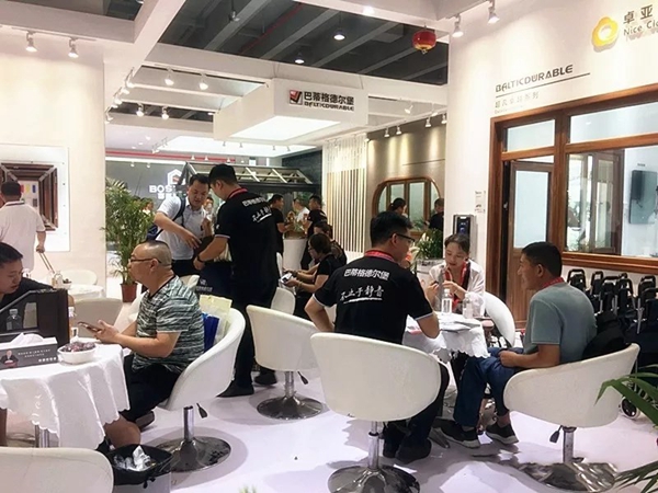 巴蒂格德尔堡静音门窗闪耀亮相建博会,展厅人气火爆 巴蒂格德尔堡静音门窗闪耀亮相建博会,展厅人气火爆