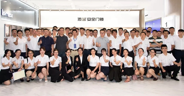 顶固全屋定制“全屋定制”“安全门锁”亮相建博会，新产品实力圈粉