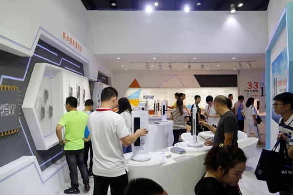 琨山通用惊艳2019中国建博会（广州），新生态防盗智能锁受热捧