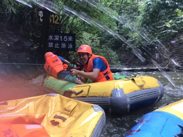贝克洛门窗2019夏天团建清远漂流之旅圆满结束