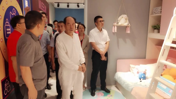 亚丹展厅迎来碧桂园董事局主席一行参观，高品质产品获高度赞扬