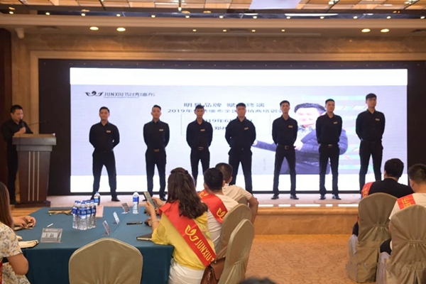 俊绣墙布经销商培训会郑州站圆满成功，重点打造零费用管家式帮扶