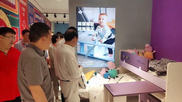 亚丹展厅迎来碧桂园董事局主席一行参观，高品质产品获高度赞扬
