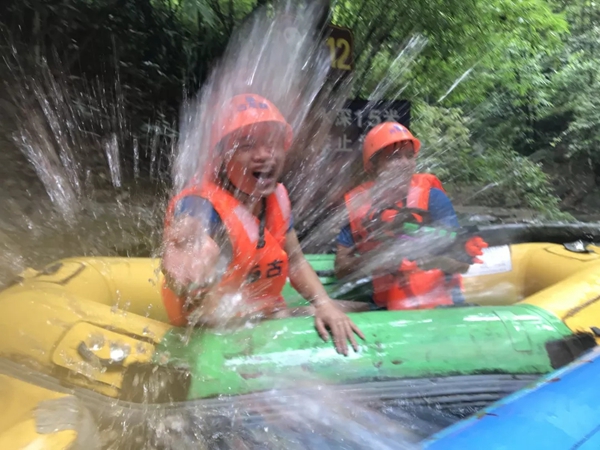 贝克洛门窗2019夏天团建清远漂流之旅圆满结束