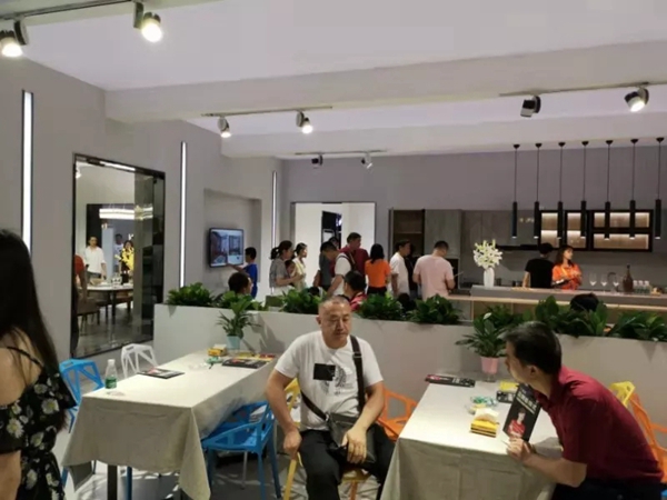 艾娅全屋定制火爆亮相中国全屋整装定制展，时尚新品艳惊四座！