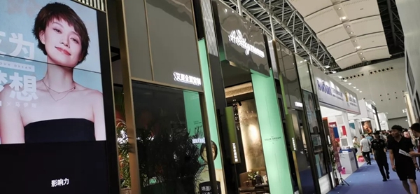 艾是全屋墙布定制整体亮相2019中国建博会（广州），高端品牌尽显王者风范