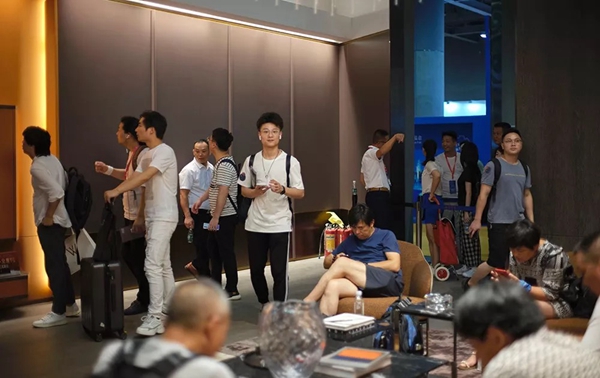 奢悦整体家居斩获木门“金星奖”后正式亮相广州建博会!火爆场面,超乎想象! 奢悦整体家居斩获木门“金星奖”后正式亮相广州建博会!火爆场面,超乎想象!