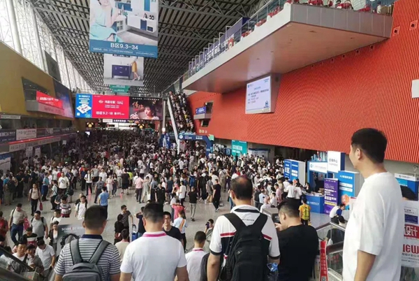 艾是全屋墙布定制整体亮相2019中国建博会（广州），高端品牌尽显王者风范