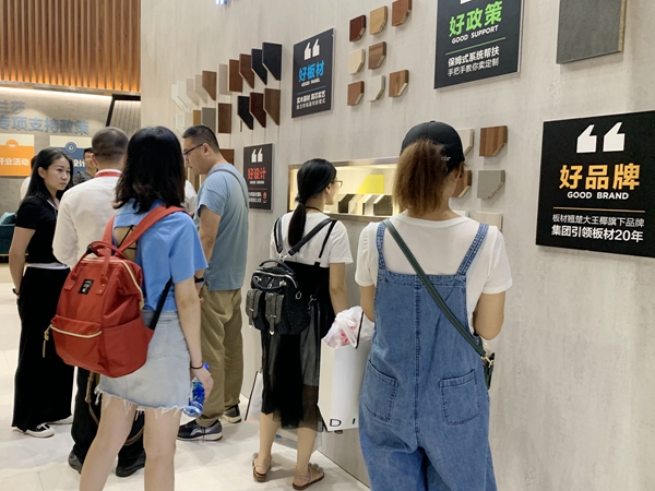 布兰莎实木全屋定制建博会闪耀亮相建博会，橱柜新品受好评！